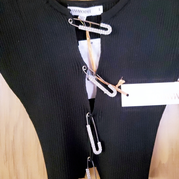 💋Sexy Style Ladies Black Tank w/accented Pins - Picture 4 of 4